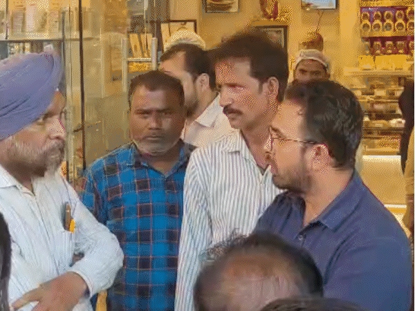नगर निगम न्यू मार्केट में फायर सेफ्टी के इंतजाम की जांच कर रहा है।