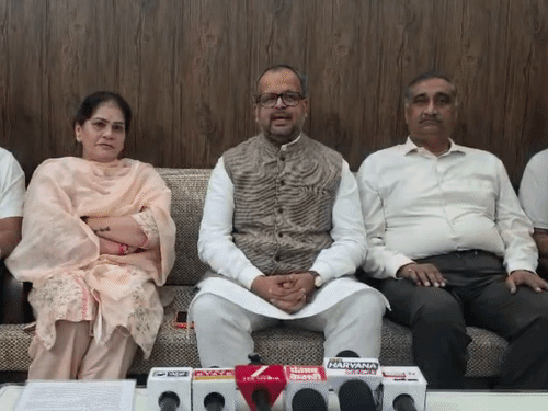 अंबाला में मीडिया से बातचीत करते लोकसभा सांसद वरुण चौधरी। - Dainik Bhaskar