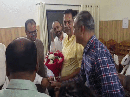 कार्यक्रम में पहुंचने पर लोकसभा सांसद वरुण चौधरी का स्वागत करते कांग्रेस कार्यकर्ता।