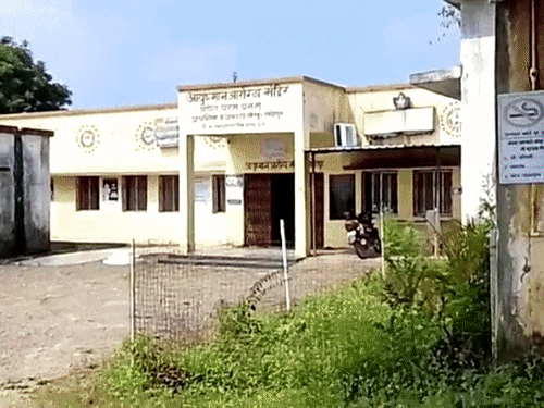 ग्रामीणों ने गणेशपुर प्राथमिक स्वास्थ्य केंद्र के सामने विरोध प्रदर्शन कर जिम्मेदार डॉक्टरों और कर्मचारियों के खिलाफ कार्रवाई की मांग की। - Dainik Bhaskar