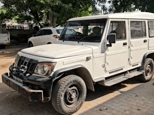 यही वो बोलेरो है, जिससे आरोपी पिता ने बेटे-बहू को रौंदकर मार डाला था।