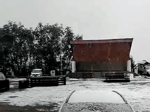 मनाली की ऊंची चोटियों पर सुबह के वक्त ताजा हिमपात।