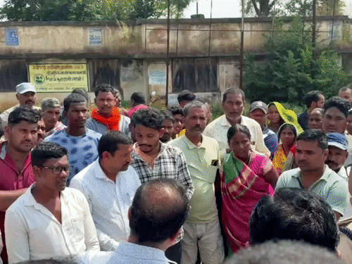लापरवाही का आरोप लगाते हुए कार्रवाई की मांग करते ग्रामीण।