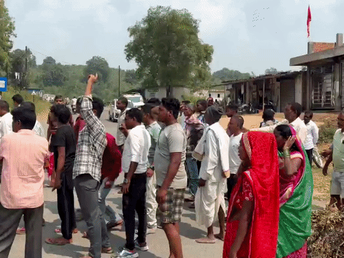 अस्पताल प्रबंधन पर लापरवाही का आरोप लगाते हुए ग्रामीणों ने किया प्रदर्शन।