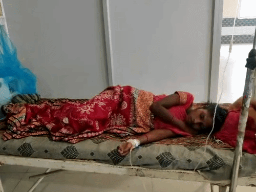 महिला की हालत गंभीर बताई जा रही है, इलाज जारी है।