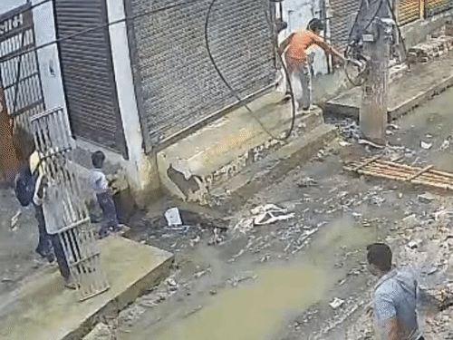 स्कूली बच्चा रास्ते जा रहा था, इसी दौरान वह नाले में गिर गया।