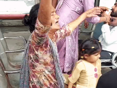 बेटे की मौत के बाद मां का रो-रोकर बुरा हाल।