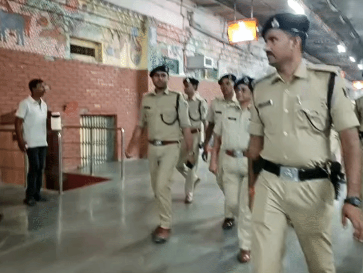 स्टेशन परिसर का रेल एसपी ने किया निरीक्षण।