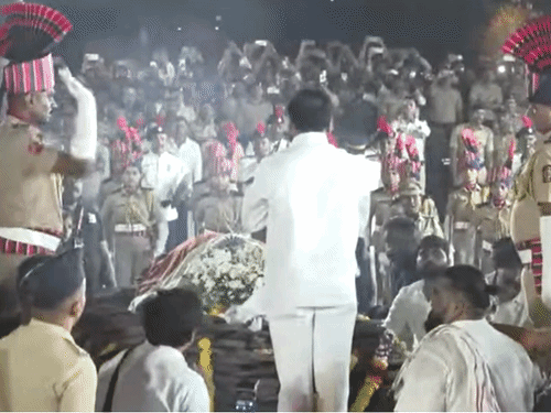 नाना पाटेकर का राजकीय सम्मान के साथ अंतिम संस्कार किया गया था।