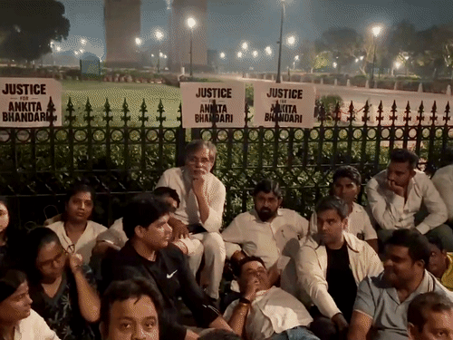 रात 3.15 बजे पवन खेड़ा समेत कई कांग्रेसी नेता इंडिया गेट पर अंकिता भंडारी के माता-पिता के साथ धरना स्थल पर बैठे थे।