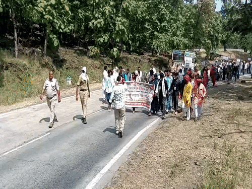 खिवनी अभयारण्य क्षेत्र के 35 से अधिक गांवों के आदिवासी पैदल मार्च कर रहे।