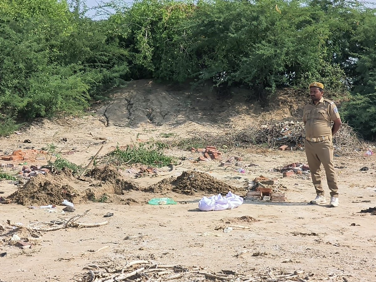 पुलिस ने श्मशान से अशोक के बेटे का शव खोदकर निकाला और जांच के लिए भेजा है।