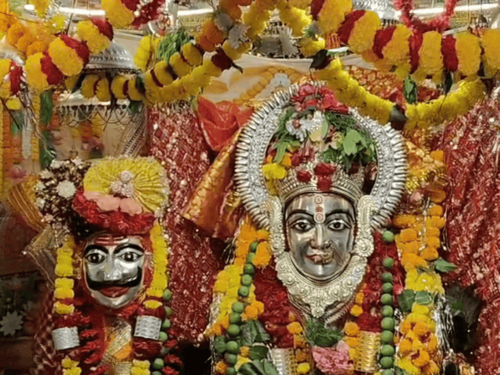 गर्भगृह में कई सालों से अखंड ज्योत जल रही है।  - Dainik Bhaskar