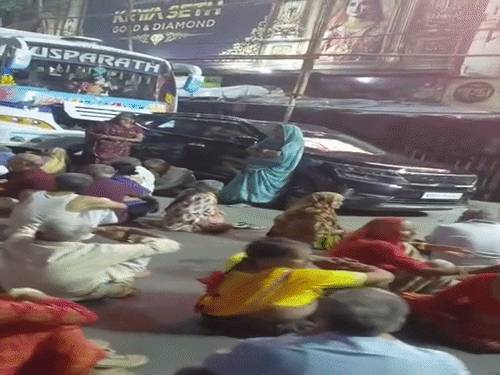 बुजुर्ग तीर्थ यात्री कई घंटे तक सड़क पर बैठे रहे।