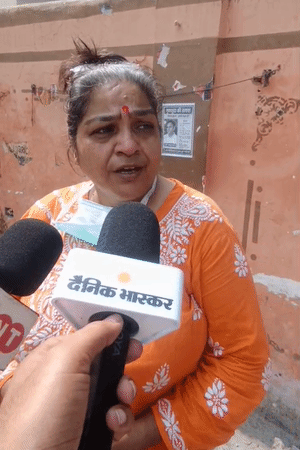 यह शिवा की मां रंजना शर्मा हैं, जिनका कहना है कि मेरे बेटे को उसकी गर्लफ्रेंड ने अपनी बहन के साथ मिलकर मार डाला।