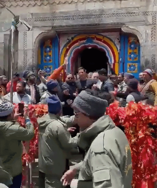 Coming out of the Dham, Akshay Kumar folded his hands and cheered.