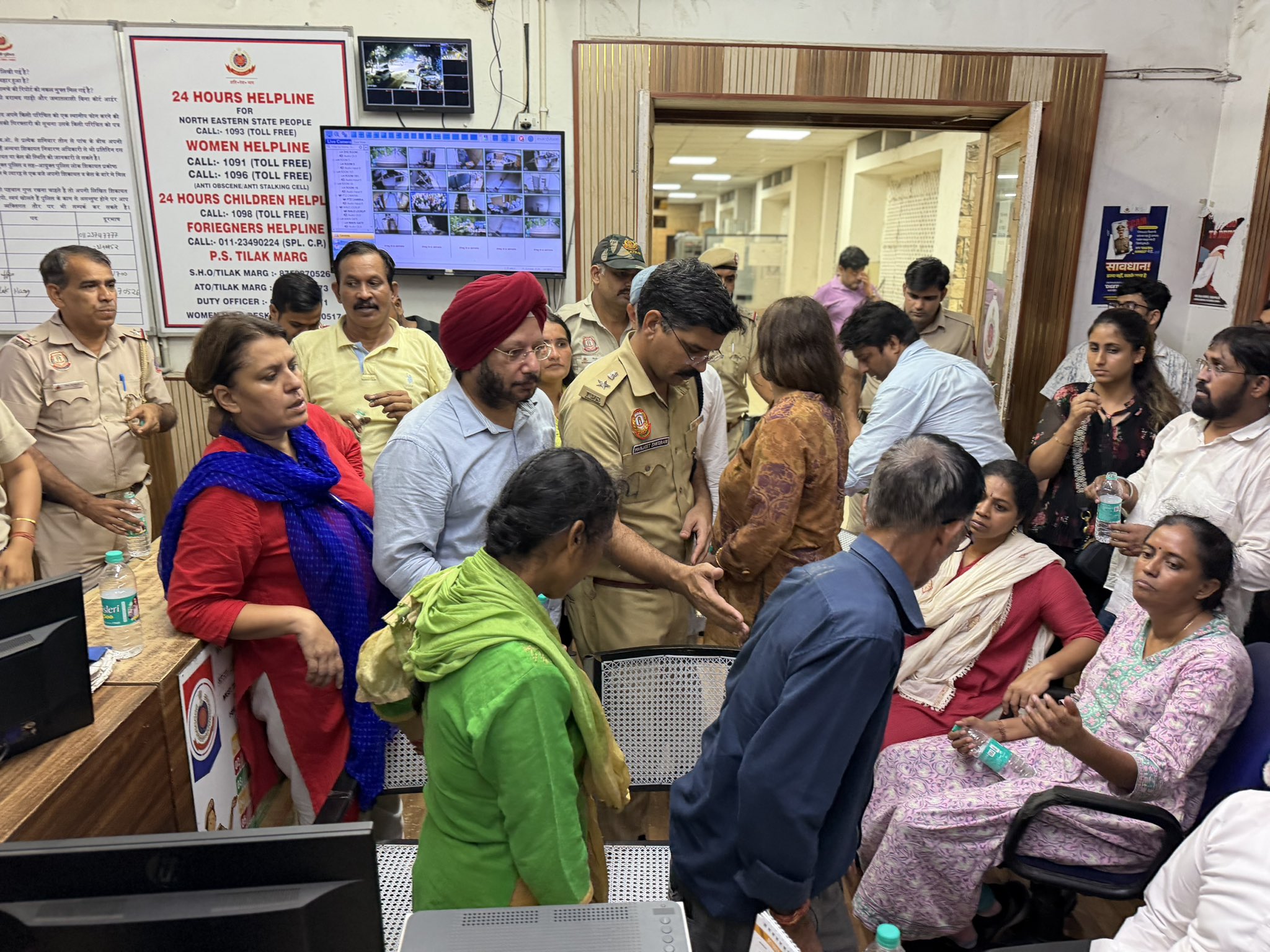 तिलक मार्ग पुलिस स्टेशन में हिरासत में रखे गए अंकिता भंडारी के माता-पिता और कांग्रेस के नेता।