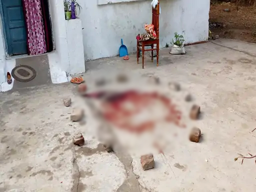 मर्डर के बाद फर्श खून से सना मिला।