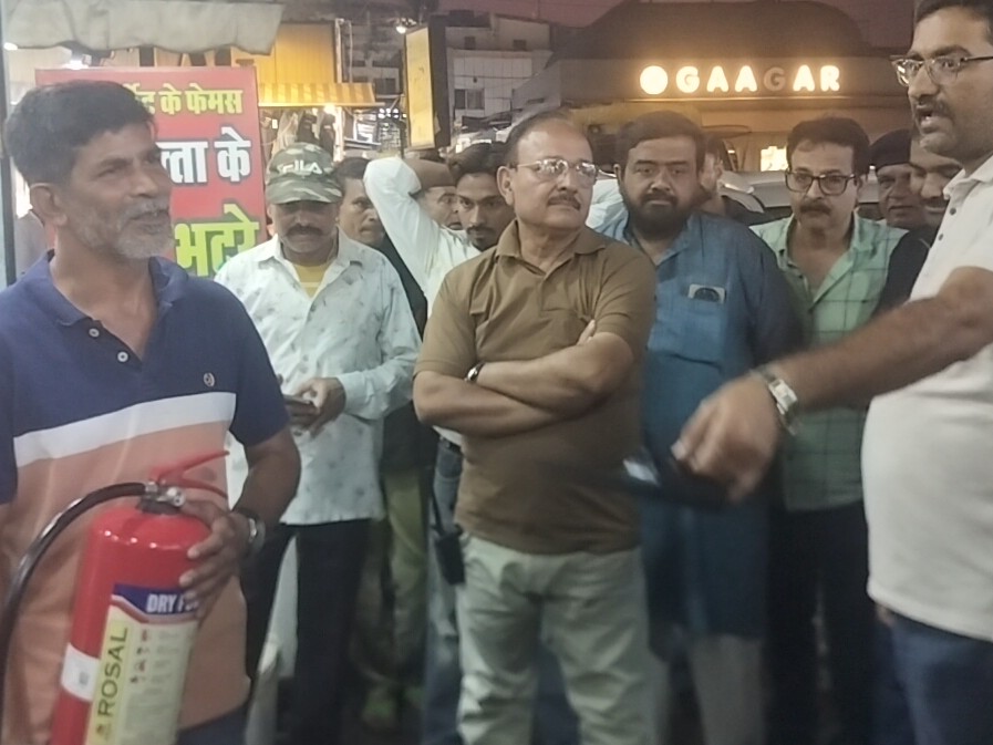 नगर निगम न्यू मार्केट में फायर सेफ्टी के इंतजाम की जांच कर रहा है। - Dainik Bhaskar