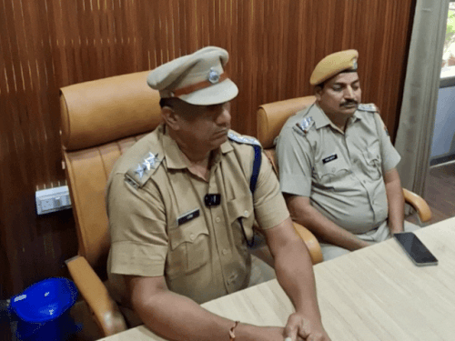 आरोपियों की गिरफ्तारी का खुलासा करते हुए सीओ धोद राजेश और इंस्पेक्टर पवन कुमार चौबे।