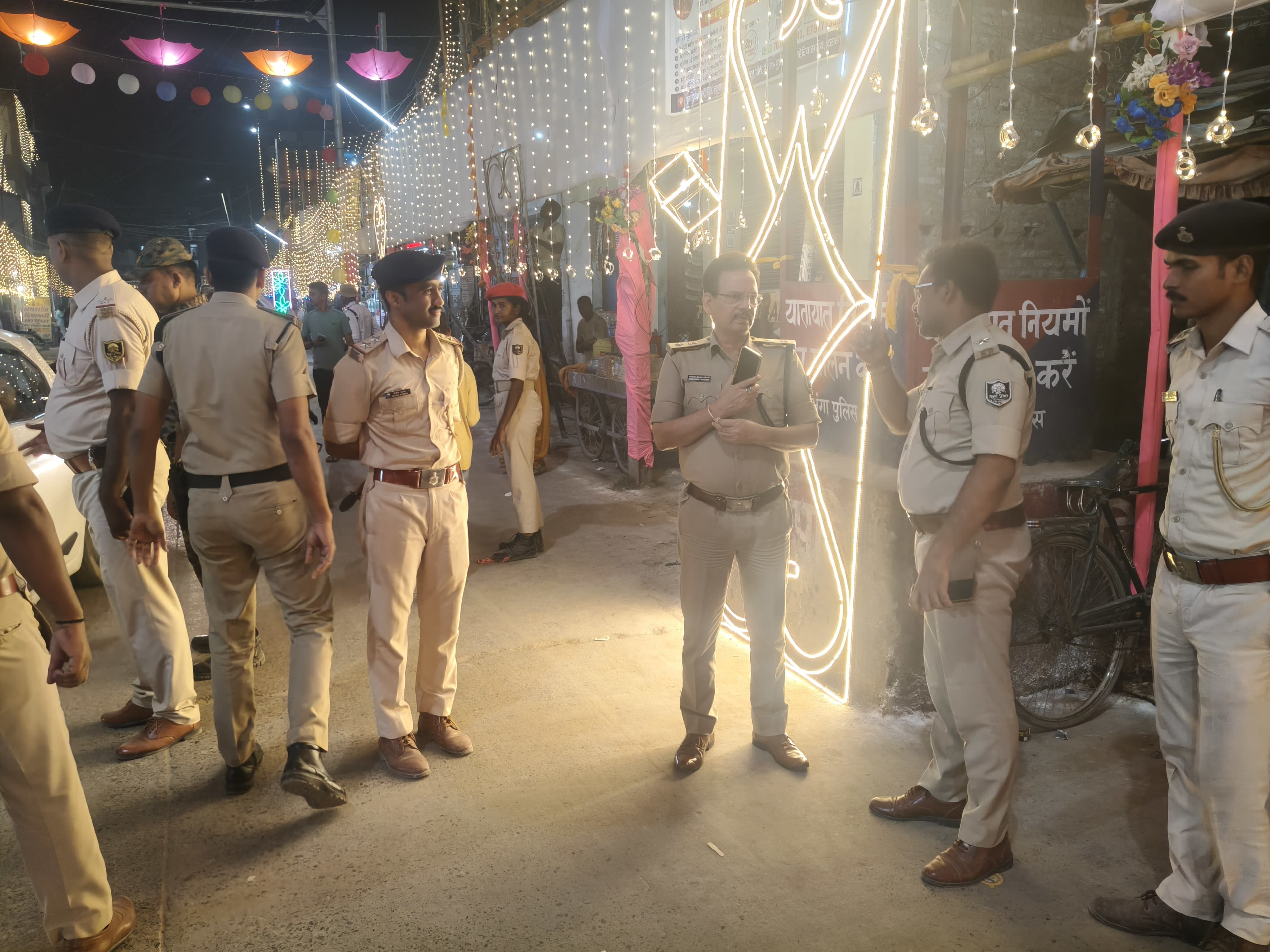 निरीक्षण करते हुए सिटी एसपी।