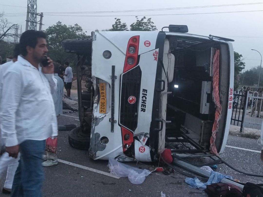 हांसी रोड पर प्रेम नगर के पास बस पलटी।