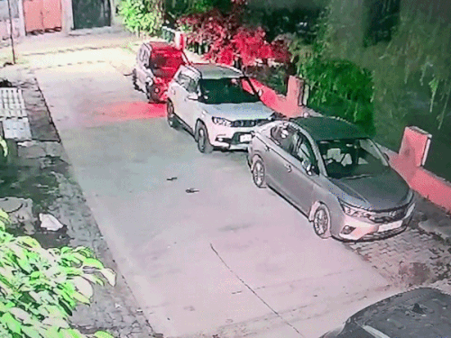 घर के बाहर दो गाड़ियों के बीच खड़ी ब्रेजा को ही बनाया टारगेट।