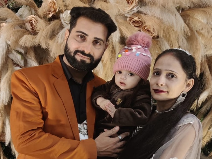अपने माता-पिता के साथ मृतक आस्था।