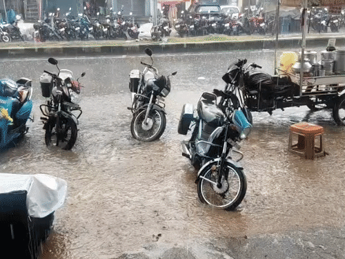 झारखंड में शुक्रवार दोपहर बाद अचानक मौसम बदला। गिरिडीह में तेज हवा के साथ तेज बारिश हुई।