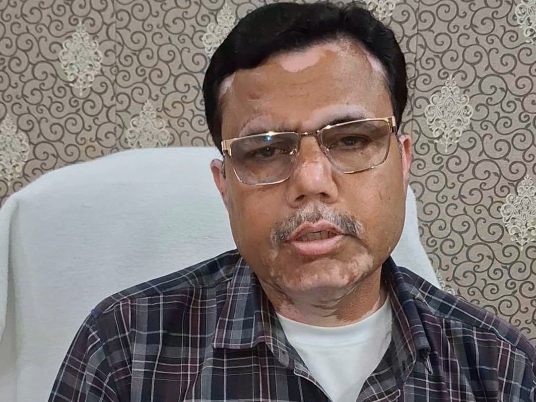जानकारी देते मार्केट कमेटी के सचिव सुनील कुमार।