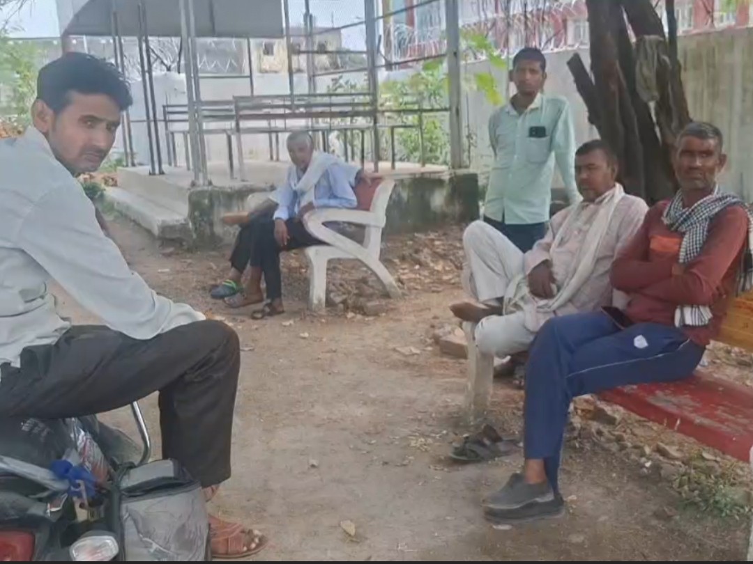 Labouraer Jalaun Suicide Case | Labourer Found Hanging in Kadoura Village