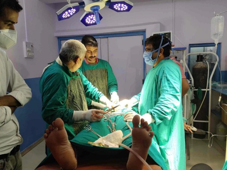 नानजी राम डॉक्टर्स की टीम के साथ खुद भी ऑपरेशन करने लगा था।
