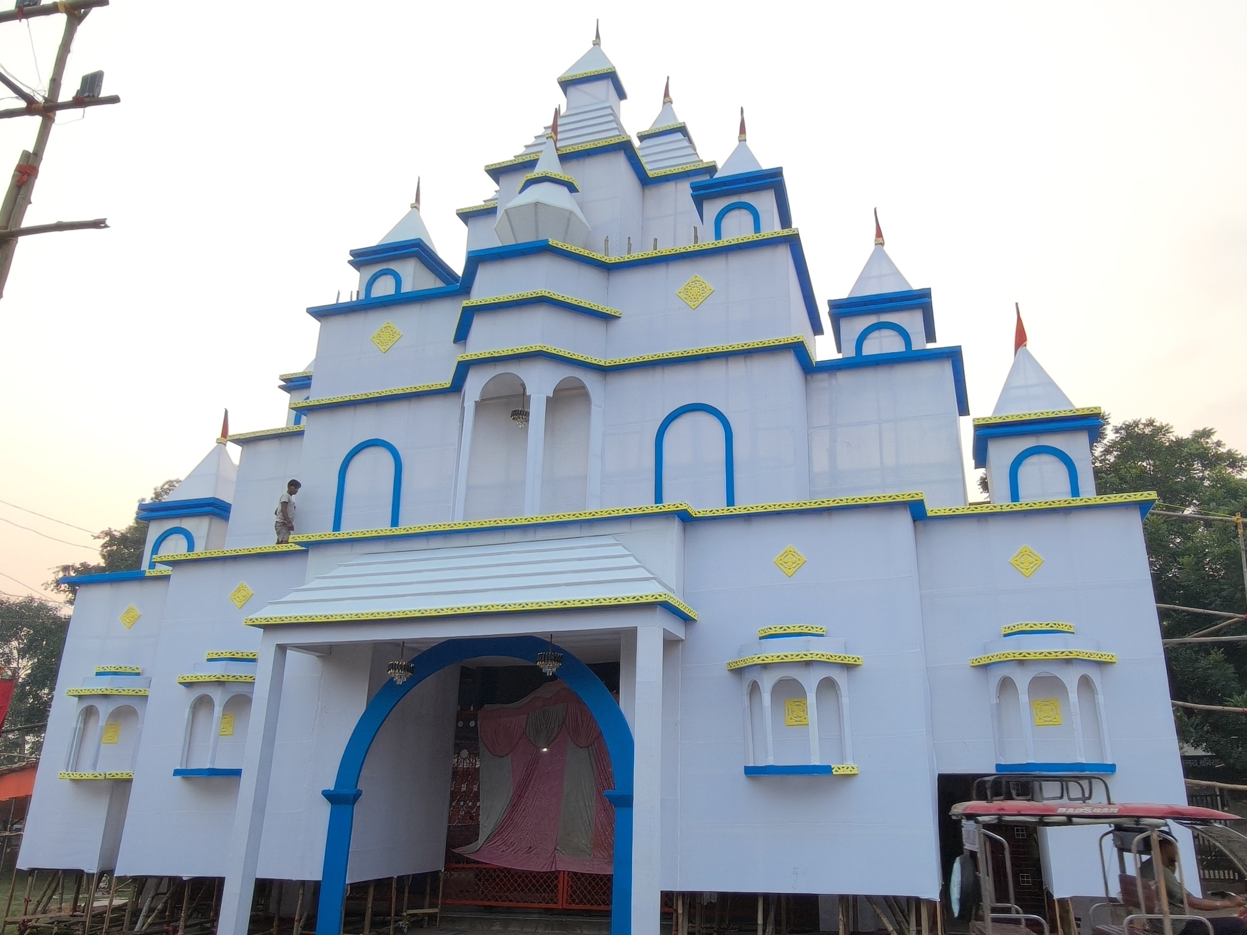 पंडाल का निर्माण बंगाल, जामताड़ा और स्थानीय कारीगरों से कराया गया है।