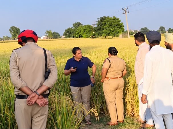 घटना के बाद खेतों में जांच करती हुई पुलिस।