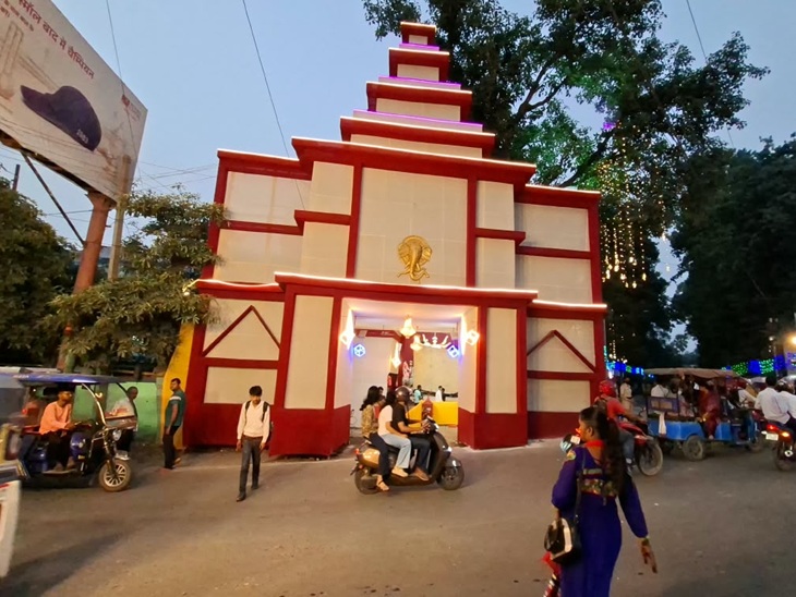भागलपुर के कचहरी चौक पर महावीर मंदिर जैसा पंडाल बनाया गया है।