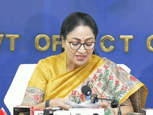 दिल्ली में अवैध पोस्टर लगाने वालों पर दर्ज होगी FIR, मुख्यमंत्री ने दिए सख्त निर्देश