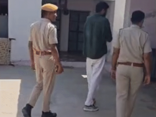 घर में बनी फैक्ट्री की जांच करते हुए पुलिस टीम।
