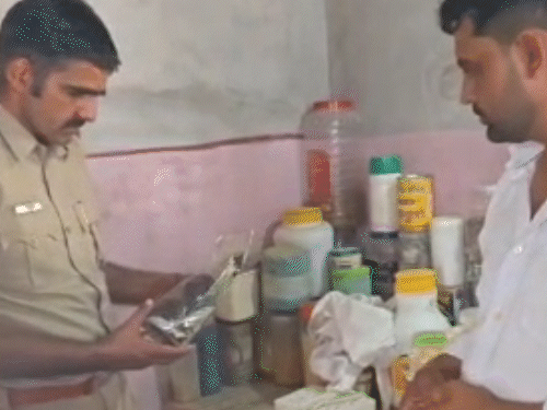 आरोपियों को पकड़ने के बाद फैक्ट्री में रखे केमिकल की जांच करते हुए पुलिस।