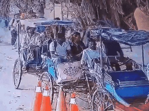 सीन-3: तीसरे CCTV में श्रद्धा एक लड़के के साथ रिक्श पर दिख रही है। पीछे दूसरे रिक्शे पर बहन रश्मि और आदिल बैठे हैं।