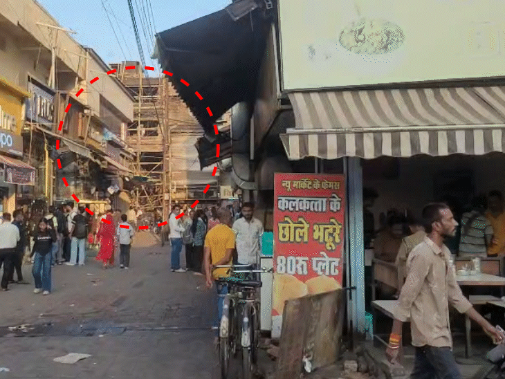 न्यू मार्केट में 8 अक्टूबर को जिन दुकानों में भीषण आग लगी थी, उससे कुछ फीट दूर ही छोले-भटूरे की और भी दुकानें हैं।
