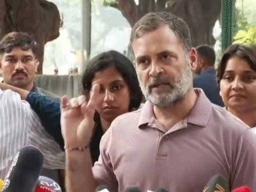 राहुल गांधी यांनी बुधवारी आपल्या निवासस्थानाबाहेर पत्रकार परिषद घेतली.