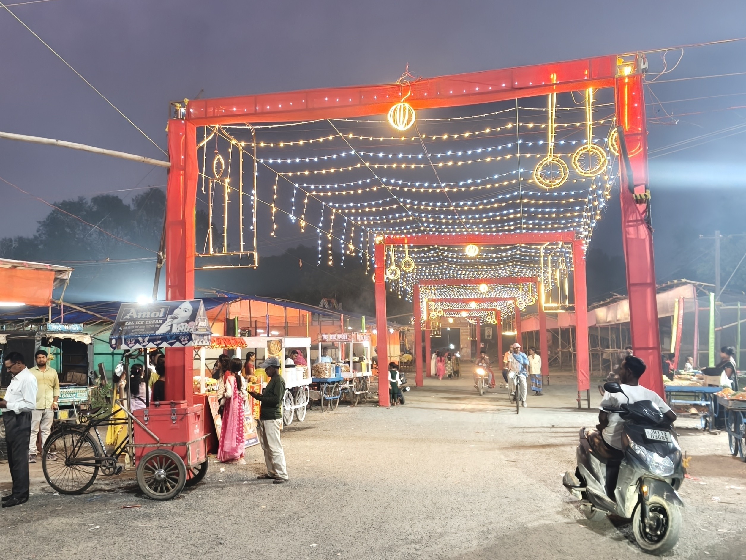 पंडाल में आकर्षक सजावट के साथ लाइटिंग की बेहतर व्यवस्था।