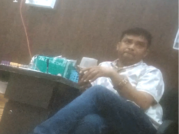 मातेश्वरी पैथोलॉजी लैब के संचालक रामायण सिंह ने बताया कि डॉक्टर को कमीशन जाता है।