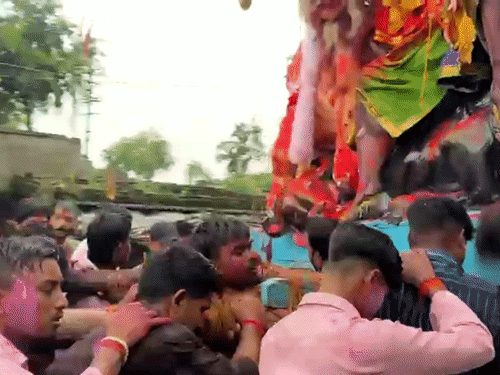कांधे पर 25 से 30 फीट ऊंची मां दुर्गा की प्रतिमा लेकर विसर्जन करना यहां की सबसे खास परंपरा है।