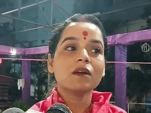 अनुष्का बोलीं-उनकी बातों को नोटिस नहीं करती, मेरा ध्यान बेटी पर है, तेजप्रताप ने लिखा-न झुकूंगा-न रुकूंगा|पटना,Patna - Dainik Bhaskar
