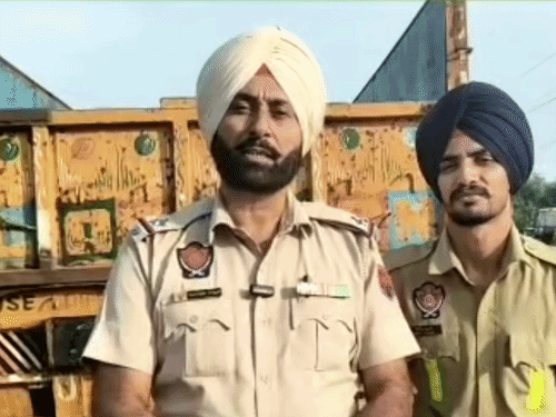 हादसे की जानकारी देते एसएसएफ के जवान।