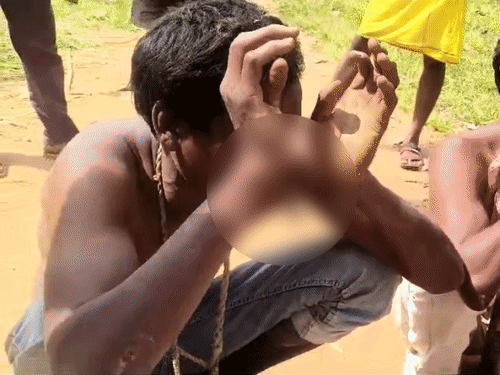 ग्रामीणों ने युवकों को लात मारी और छड़ी से पीटा।