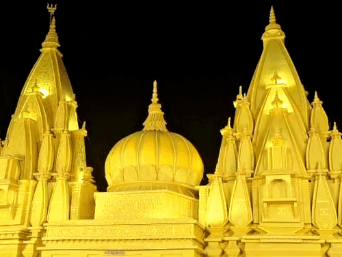 काशी विश्वनाथ मंदिर की तर्ज बना मां दुर्गा का पंडाल।