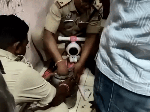 आरोपियों ने चोरी की गई रकम गीजर में छिपाकर रखी थी।