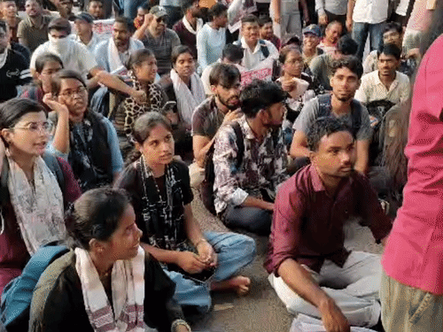 शिक्षक भर्ती और CGPSC-2025 पर रोक से नाराज अभ्यर्थियों ने काले झंडे लेकर रैली निकाली।